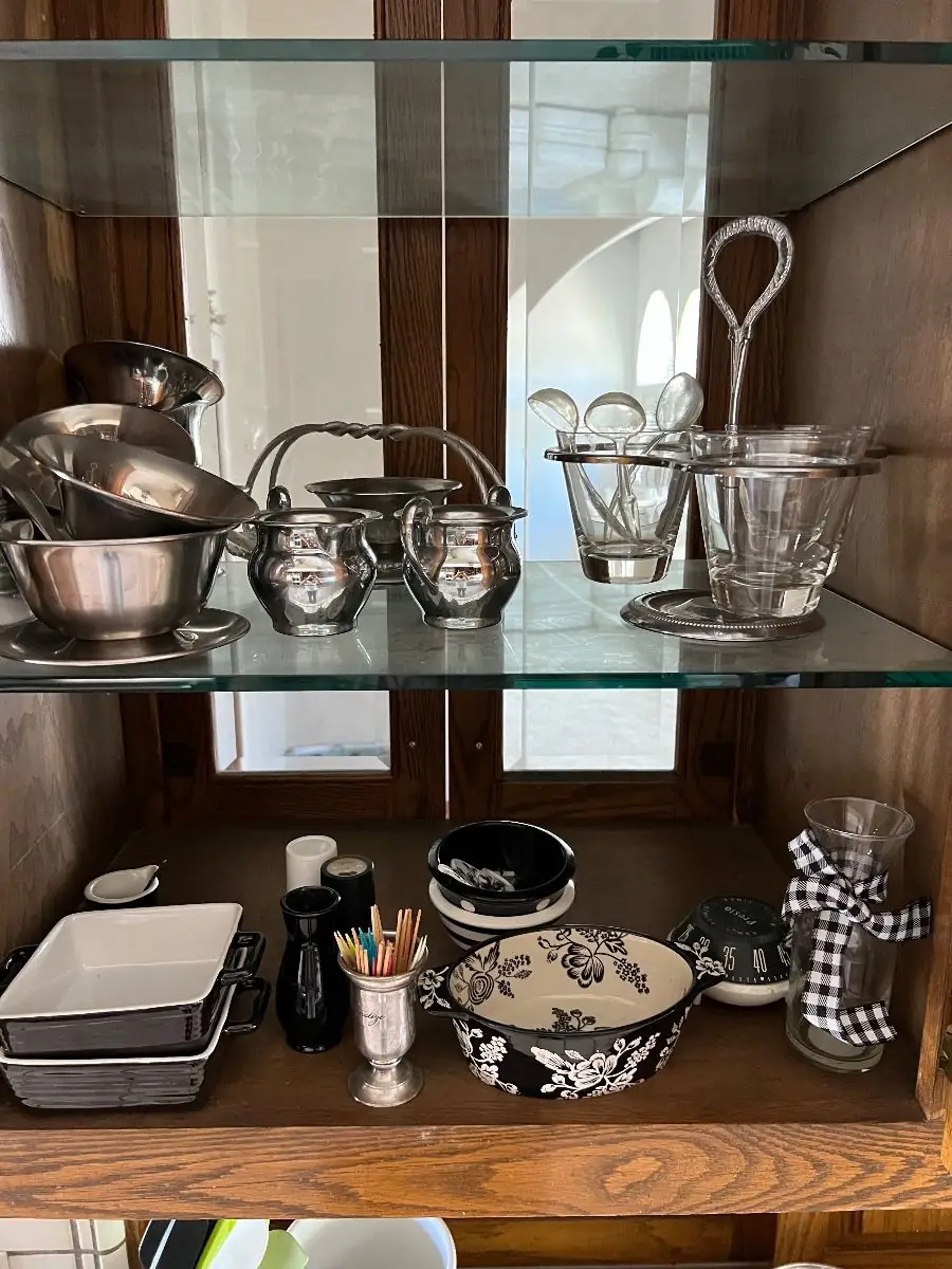 Set of glass serving bowls with carrier