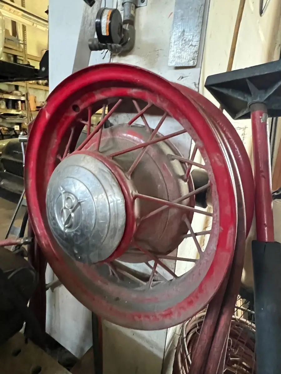 Vintage Ford V8 Wire Wheel with Hubcap